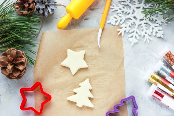 Tuzlu hamurdan yapılmış Noel ağacı için yaratıcı dekorasyon