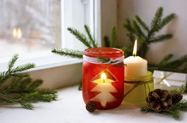 Gemütliche Weihnachtsdekoration Fenster Aus Selbstgemachten Kerzenleuchtern Rot Und Gold Mit Stockbild