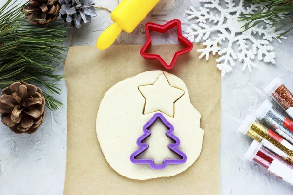 Preparamos brinquedos ecológicos para o ano novo com as crianças usando árvore de Natal, estrela, botas moldes, vamos esculpir um brinquedo de massa de sal em uma árvore de Natal com as nossas próprias mãos. — Fotografia de Stock