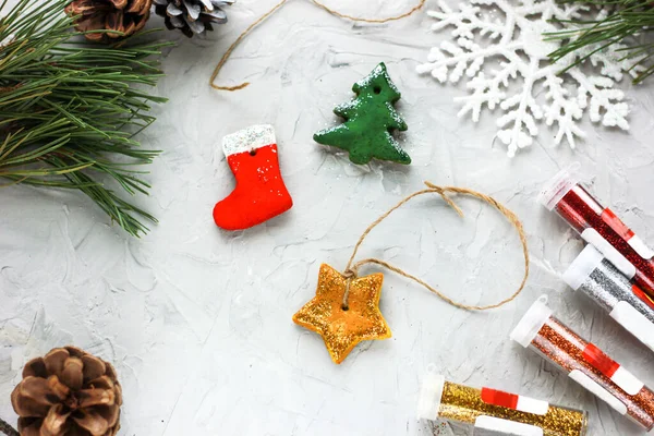 Готовые игрушки со струнной звездой, новогодняя елка, рождественский носок, самодельные игрушки на Новый год, творческое оформление новогодней елки из соленого теста — стоковое фото