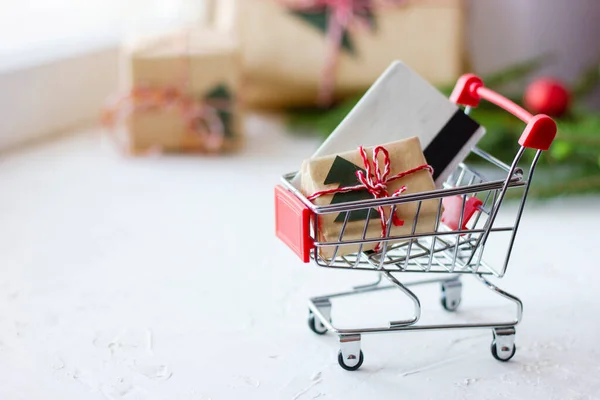 Metalen Trolley Met Een Cadeau Creditcard Met Takken Van Een — Stockfoto