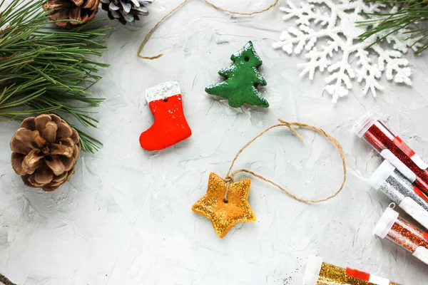 Juguetes prefabricados con una estrella de cuerda, árbol de Navidad, calcetines de Navidad, juguetes de bricolaje para el año nuevo, decoración creativa para un árbol de Navidad hecho de masa de sal — Foto de Stock