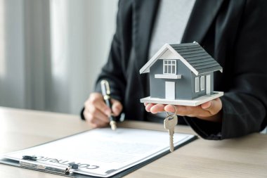 Gayrimenkul yatırımında çalışan ajanlar anahtarı ve evi elinde tutuyorlar. Ev sigortası sözleşmelerini müşterilerin satın almalarını onaylayan ev sigortası anlaşmalarına uygun olarak imzalıyorlar..