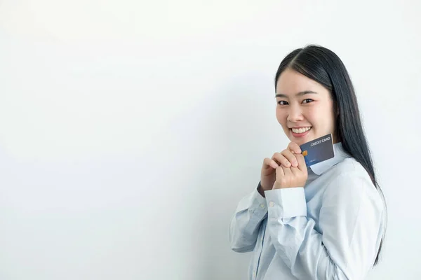 Mano Una Mujer Asiática Que Tiene Una Tarjeta Crédito Utiliza —  Fotos de Stock