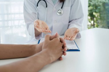 Kadın doktorlar, erkek bir hasta bir doktorla tanışıp hastalık sorunlarıyla ilgili sonuçlar aldıktan sonra tedavi önerirler. Tıbbi ve sağlık hizmetleri kavramları.