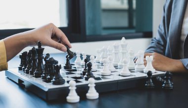 Satranç yarışmalarında satranç oynayan iş kadınlarının elleri liderlik, takipçiler ve stratejik planlar, iş başarısı oluşturma süreçleri ve takım çalışmalarını gösteriyor..