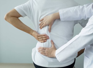 Kadın fizyoterapistler, rehabilitasyon merkezinde sırt masajı ve kas iyileşmesi için erkek hastalara fiziksel yardım sağlıyorlar..