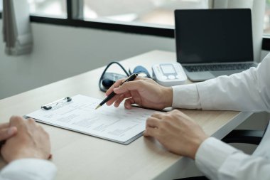 Erkek doktorlar, bir kadın hasta bir doktorla tanışıp hastalık sorunlarıyla ilgili sonuçlar aldıktan sonra tedavi öneriyor. Tıbbi ve sağlık hizmetleri kavramları.