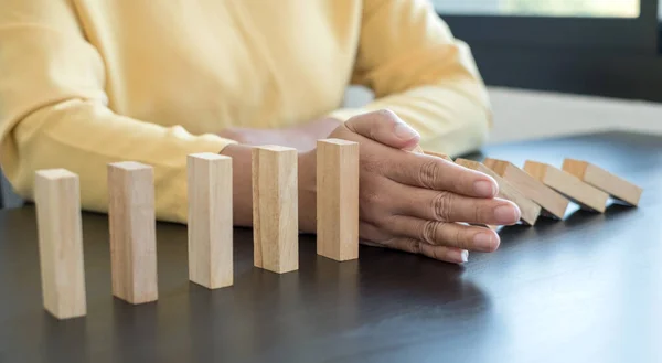 木製のブロックゲームをプレイビジネス女性の手 事業成長と成功のための経営計画と戦略計画のリスク — ストック写真