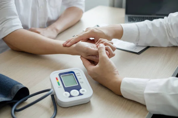 Erkek Doktor Hastanın Nabzını Kalp Atışlarını Ölçer Sağlık Bakımını Yakından — Stok fotoğraf