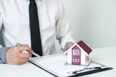 Gayrimenkul yatırımında çalışan ajanlar ev anahtarını elinde tutuyorlar. Ev sigortası sözleşmelerini müşterilerin satın almalarını onaylayan ev sigortası anlaşmalarına uygun olarak imzalıyorlar..