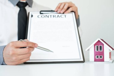Gayrimenkul yatırımında çalışan ajanlar ev anahtarını elinde tutuyorlar. Ev sigortası sözleşmelerini müşterilerin satın almalarını onaylayan ev sigortası anlaşmalarına uygun olarak imzalıyorlar..