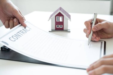 Emlakçılar ev satışı sigortası teklif eder ve müşteri resmi bir anlaşma uyarınca satış sözleşmesini imzalar imzalamaz kapatırlar. Gayrimenkul Ev Sigortası.