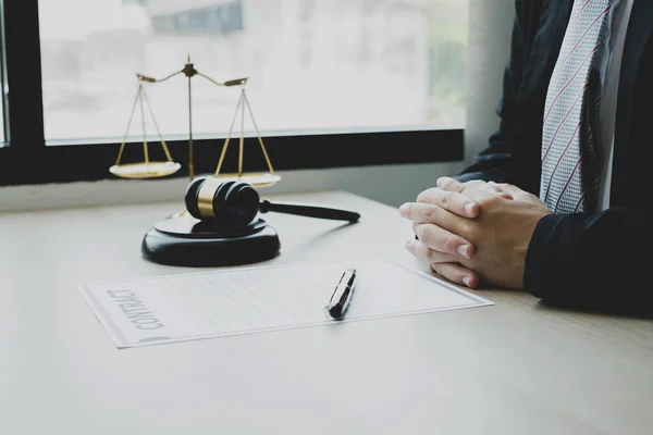 Professionelle Rechtsanwälte Arbeiten Einer Anwaltskanzlei Gibt Waagen Waagen Der Justiz — Stockfoto