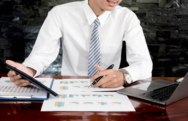 Zakenman Hand Zit Aan Hun Bureau Berekent Financiële Grafieken Met — Stockfoto