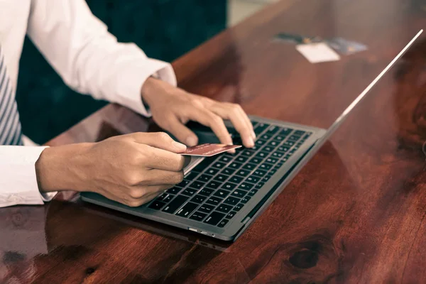 Mão Empresário Está Segurando Cartão Crédito Usando Laptop Para Compras — Fotografia de Stock