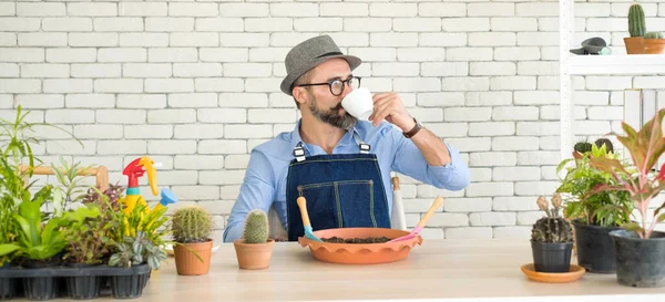 Ein Älterer Gutaussehender Mann Mit Schnurrbart Und Brille Ist Mit — Stockfoto