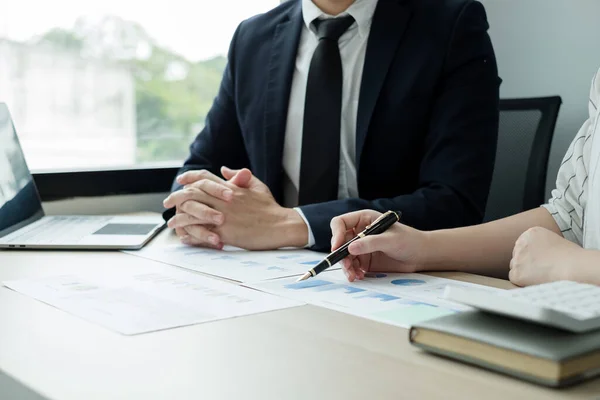 Dos Líderes Empresariales Hablan Gráficos Gráficos Financieros Que Muestran Resultados — Foto de Stock