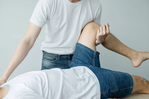 Pacjenci Płci Męskiej Skonsultowali Się Fizjoterapeutami Problemami Bólem Kolana Celu — Zdjęcie stockowe