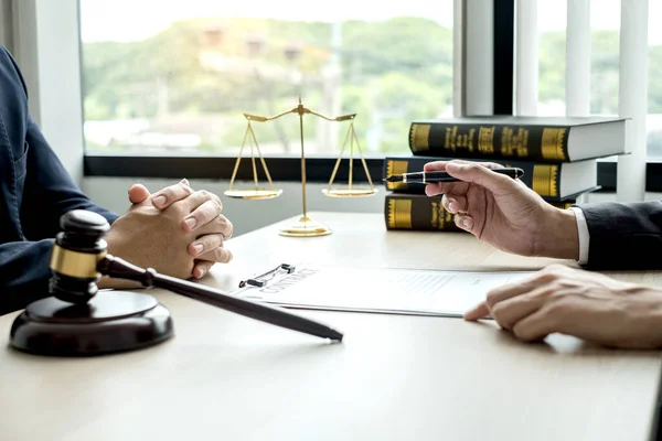 Άνδρες Δικηγόροι Ένας Δικαστής Συμβουλεύει Τους Πελάτες Σχετικά Δικαστική Δικαιοσύνη — Φωτογραφία Αρχείου