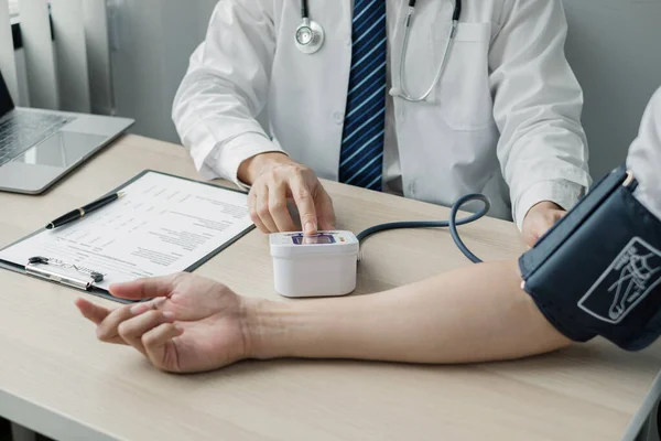 Man Doctors Measured Blood Pressure Patient Examined Heartbeat Talked Health — Stock Photo, Image