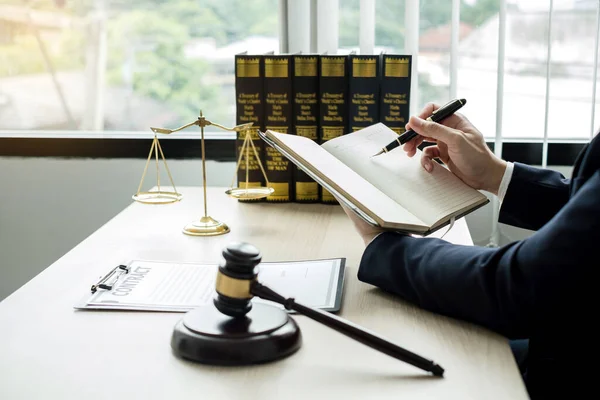 Profi Ügyvédek Dolgoznak Egy Ügyvédi Irodában Vannak Mérlegek Mérlegek Igazságszolgáltatásról — Stock Fotó