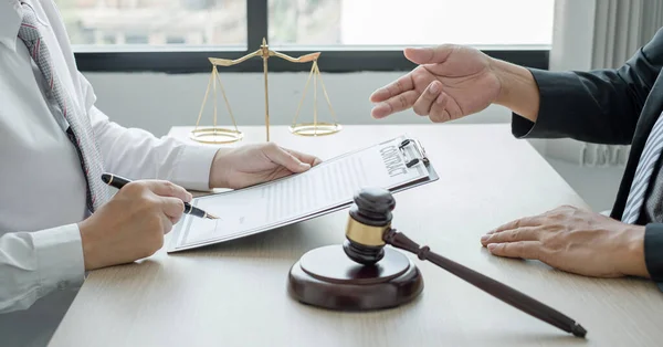 Egy Ügyvéd Vagy Bíró Tanácsokat Ügyfeleinek Bírói Igazságszolgáltatásról Vádemelésről Mérlegekkel — Stock Fotó
