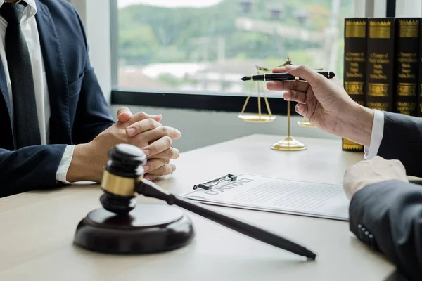 Advogados Sexo Masculino Juiz Aconselhando Clientes Sobre Justiça Judicial Acusação — Fotografia de Stock