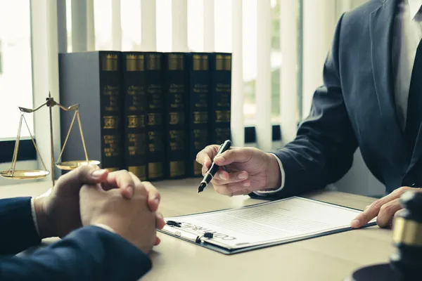 Erkek avukatlar ya da bir yargıç müvekkillere yargı adaleti ve kovuşturma konusunda danışmanlık yapıyor. Teraziler, hakimler tokmak, hukuki hizmet kavramı.