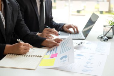 İş dünyası liderleri grafikler, finansal grafikler hakkında konuşuyor. Sonuçlar, planlama stratejilerini analiz ediyor ve hesaplıyor. İş başarısı oluşturma süreçleri..