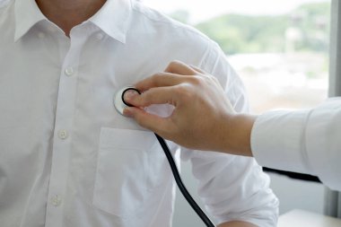 Erkek doktorlar steteskop kullanarak nabız testi yaparlar. Hastanenin sağlık kontrolüne başlayın. Tedavi kavramları ve iyi sağlık.