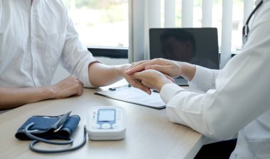 Adam doktor, hastanın elini tutmak için dost canlısı bir el kullanır. Güvenini kazanmak ve sağlık hizmetlerine önem verdiğini göstermek için. Tıbbi kavramlar ve sağlık.