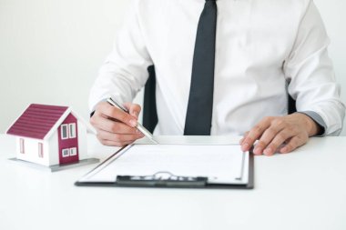 Gayrimenkul yatırımında çalışan ajanlar ev anahtarını elinde tutuyorlar. Ev sigortası sözleşmelerini müşterilerin satın almalarını onaylayan ev sigortası anlaşmalarına uygun olarak imzalıyorlar..