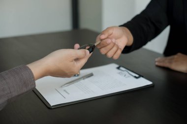 Araba satıcısı kredi, sigorta bilgileri ve araba kiralama bilgileri hakkında tavsiyelerde bulunur ve kira sözleşmesi imzalandıktan sonra arabayı teslim eder..