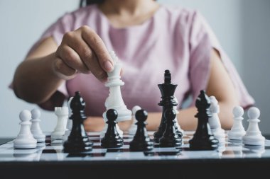 Hareket eden iş kadını eli, rekabetteki satranç liderlik, takipçiler ve ticari başarı stratejilerini gösteriyor.