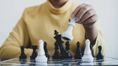 Hareket eden iş kadını eli, rekabetteki satranç liderlik, takipçiler ve ticari başarı stratejilerini gösteriyor.