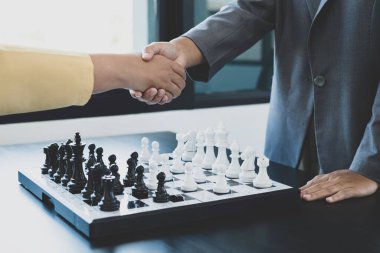 Satranç yarışmalarında satranç oynayan iki kişi liderlik, takipçiler ve stratejik planlar, iş başarısı oluşturma süreçleri ve takım çalışmalarını gösteriyor..