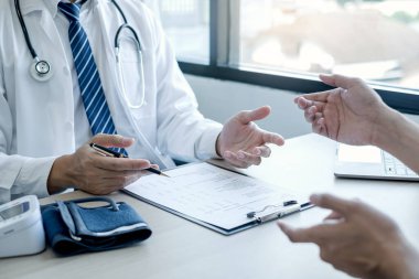 Erkek doktorlar, bir kadın hasta bir doktorla tanışıp hastalık sorunlarıyla ilgili sonuçlar aldıktan sonra tedavi öneriyor. Tıbbi ve sağlık hizmetleri kavramları.