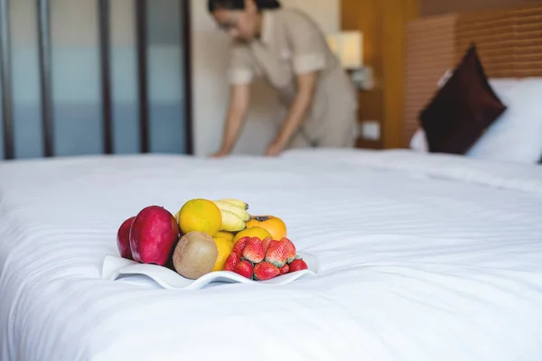 Focus Fruit Een Hotelkamer Schoonmaakster Met Fruit Zet Het Dienblad — Stockfoto