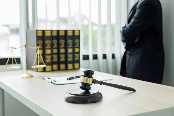 Επαγγελματίες Δικηγόροι Εργάζονται Ένα Δικηγορικό Γραφείο Υπάρχουν Κλίμακες Κλίμακες Της — Φωτογραφία Αρχείου