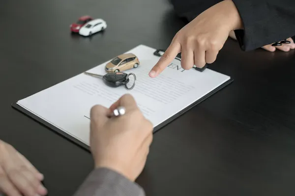 Araba satıcısı kredi, sigorta bilgileri ve araba kiralama bilgileri hakkında tavsiyelerde bulunur ve kira sözleşmesi imzalandıktan sonra arabayı teslim eder..