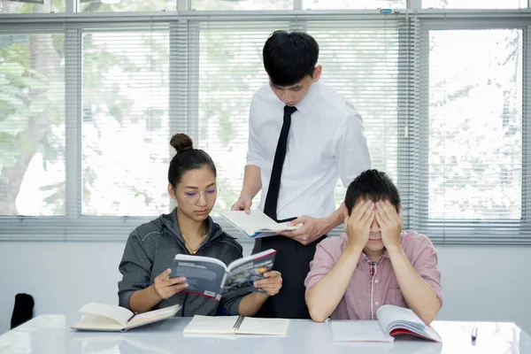 Gli Studenti Universitari Studiano Duramente Ascoltano Gli Insegnanti Loro Lezioni — Foto Stock