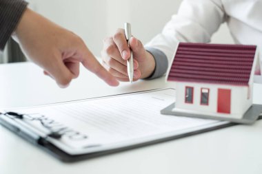 Emlakçılar ev satışı sigortası teklif eder ve müşteri resmi bir anlaşma uyarınca satış sözleşmesini imzalar imzalamaz kapatırlar. Gayrimenkul Ev Sigortası.