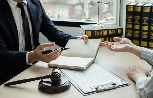 Erkek avukatlar ya da bir yargıç müvekkillere yargı adaleti ve kovuşturma konusunda danışmanlık yapıyor. Teraziler, hakimler tokmak, hukuki hizmet kavramı.