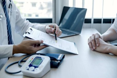 Erkek doktorlar, bir kadın hasta bir doktorla tanışıp hastalık sorunlarıyla ilgili sonuçlar aldıktan sonra tedavi öneriyor. Tıbbi ve sağlık hizmetleri kavramları.