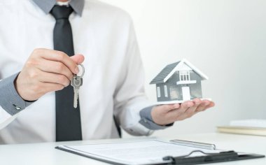 Gayrimenkul yatırımında çalışan ajanlar anahtarı ve evi elinde tutuyorlar. Ev sigortası sözleşmelerini müşterilerin satın almalarını onaylayan ev sigortası anlaşmalarına uygun olarak imzalıyorlar..