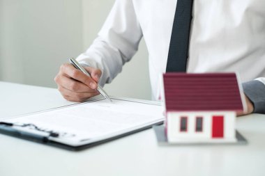 Gayrimenkul yatırımında çalışan ajanlar ev anahtarını elinde tutuyorlar. Ev sigortası sözleşmelerini müşterilerin satın almalarını onaylayan ev sigortası anlaşmalarına uygun olarak imzalıyorlar..