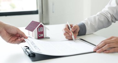 Emlakçılar ev satışı sigortası teklif eder ve müşteri resmi bir anlaşma uyarınca satış sözleşmesini imzalar imzalamaz kapatırlar. Gayrimenkul Ev Sigortası.