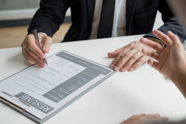 İş adamlarının bir özgeçmişi var ve iş görüşmeleri için iş başvurularıyla konuşuyorlar. Kariyerleri ve şirketteki kişisel geçmişleri hakkında. İşe alım kavramları.