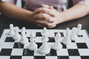 Satranç tahtası liderliği, iş kadınının hareketini, rekabetteki satrancı gösteriyor ki liderlik, takipçiler ve iş dünyasının başarı stratejileri.